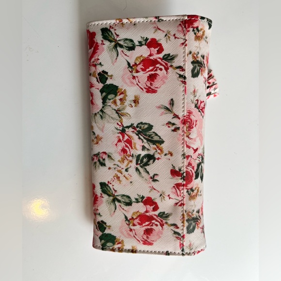 Adorable white rose floral ladies wallet with tassle - Picture 6 of 7